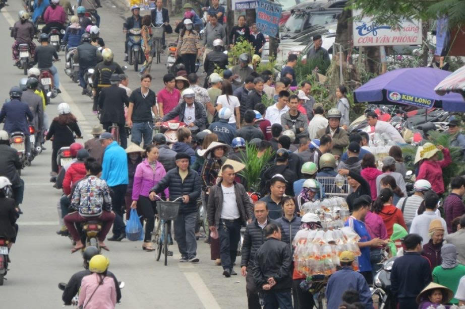 Nguy cơ tai nạn giao thông từ việc lấn chiếm lòng đường, vỉa hè làm nơi kinh doanh buôn bán